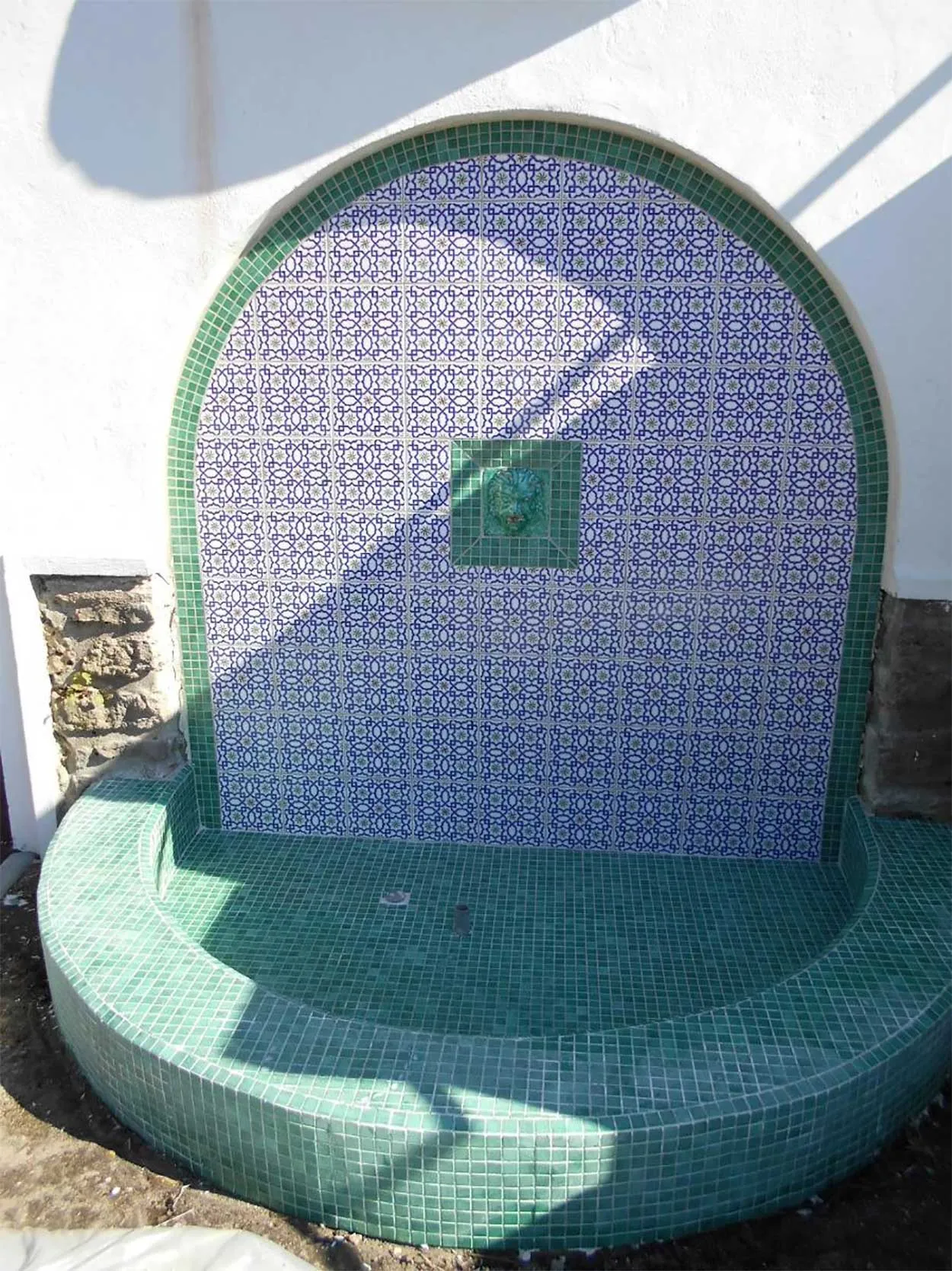Fontaine en carreaux bleus restaurée, au soleil